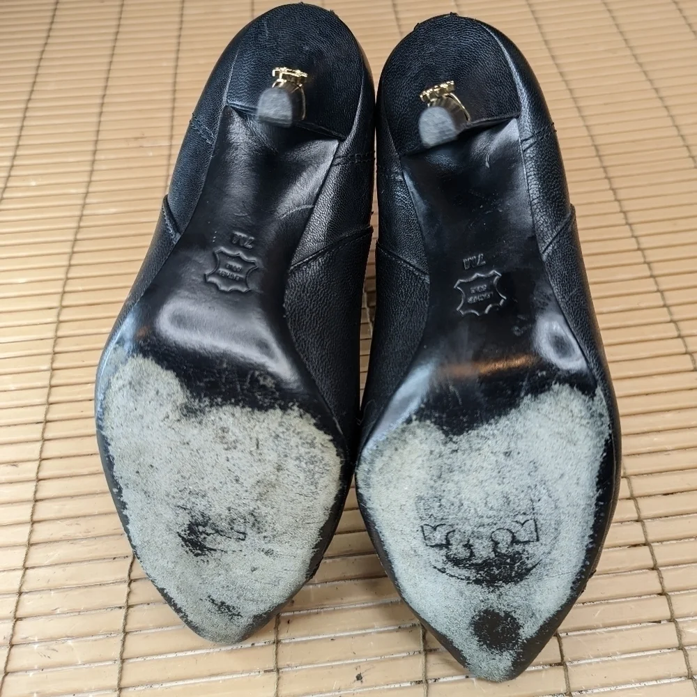 TORY BURCH 166132 Black Leather Pointy Cap Toe Booties Gold Logo Heel size 7 M.